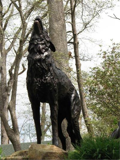 Sculpture of a Howling Wolf